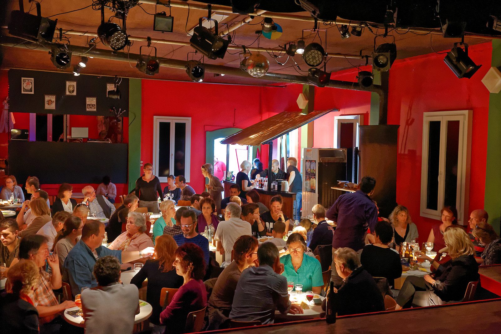 La salle du café-théâtre un soir de spectacle